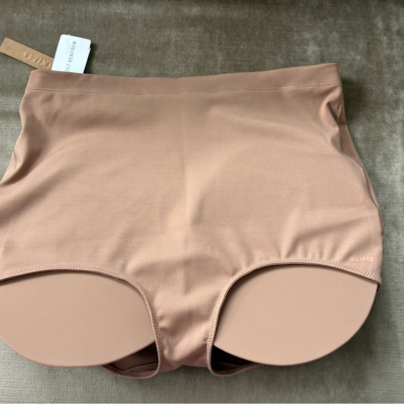 Skims NWT! Butt Enhancing Padded Shapewear Brief - Picture 2 of 7